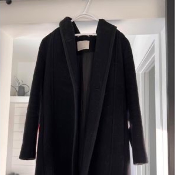 Selling my aritizia cocoon jacket! In great condition & dry cleaned ! - Picture 2 of 2